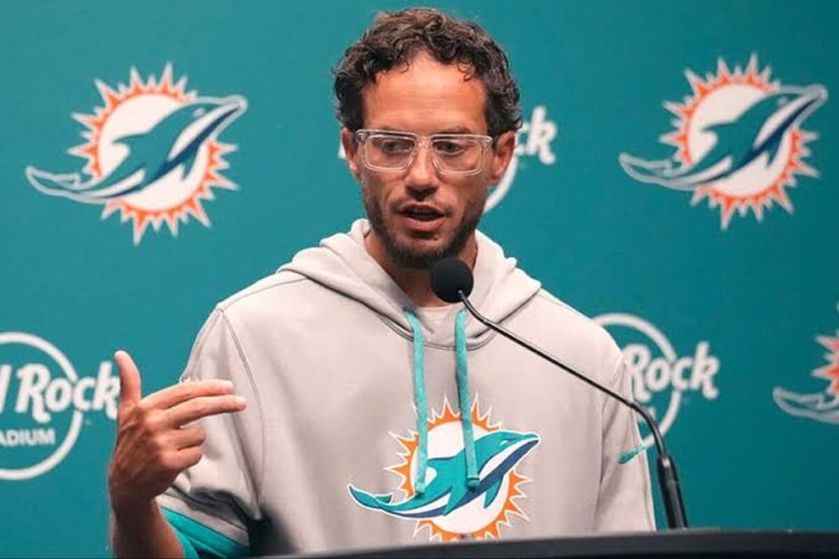 Report Confirms Mike McDaniel Will Stay as Dolphins Head Coach Until Season Ends